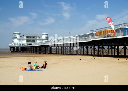 The Grand Pier et plage, Weston-Super-Mare, Somerset, Angleterre. Banque D'Images