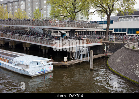 Grand parking vélo multi-niveaux à Amsterdam, Pays-Bas, près de la gare centrale. Banque D'Images