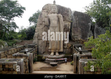 AVUKANA KEKIRAWA PRÈS DE statue de Bouddha AU SRI LANKA 09 Mars 2013 Banque D'Images