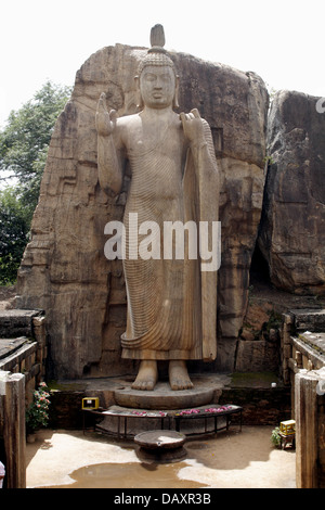 Près de statue de Bouddha AUKANA KEKIRAWA SRI LANKA 09 Mars 2013 Banque D'Images