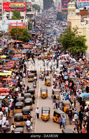 Portrait de la circulation sur la route, Charminar, Hyderabad, Andhra Pradesh, Inde Banque D'Images