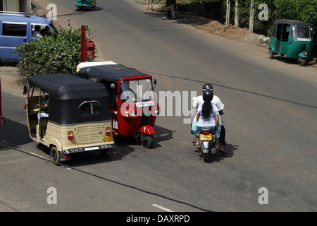 Rouge & CRÈME TUC TUCS & CYCLE MOTEUR MATALE SRI LANKA 11 Mars 2013 Banque D'Images