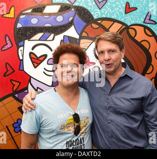 Hambourg, Allemagne. 20 juillet, 2013. Artiste pop art brésilien Romero Britto pose avec propriétaire Harry Mensing à l'extérieur de la Galerie Mensing à Hambourg, Allemagne, 20 juillet 2013. Photo : MARKUS SCHOLZ/dpa/Alamy Live News Banque D'Images