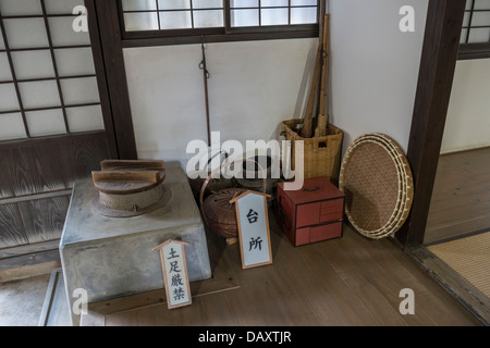 La reconstruction d'une cuisine dans une typique maison de samouraï montrant la cuisinière thermique, samouraï de Shimabara Village, Nagasaki, Japon Banque D'Images