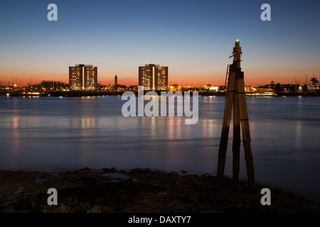 Voir en fin de soirée de Portsmouth à la recherche de l'autre côté du port à Gosport dans le Hampshire, au Royaume-Uni. Banque D'Images