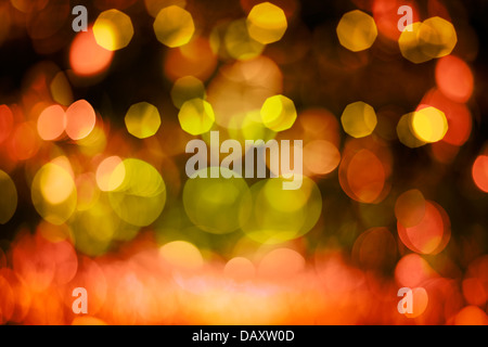 Lumières floues avec des teintes rouge et jaune. Banque D'Images