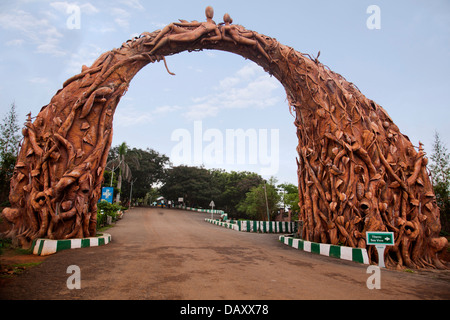 Archway sculptés avec les sculptures humaines à l'entrée du parc, Kailasagiri Park, Visakhapatnam, Andhra Pradesh, Inde Banque D'Images