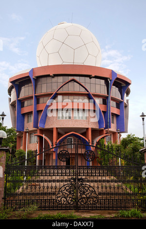Façade d'un bâtiment avec ballon de soccer sculpture, Kailasagiri Park, Visakhapatnam, Andhra Pradesh, Inde Banque D'Images