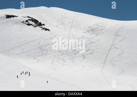 Le skieur et snowboarder au loin sur le sommet du mont. Kunimi, Murodo, Japon Banque D'Images