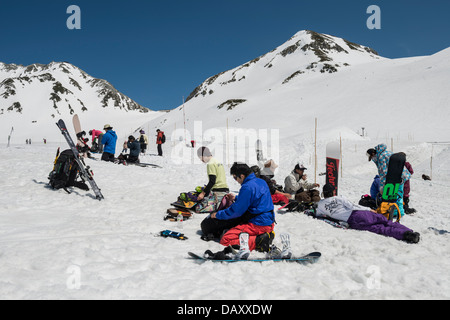 Les snowboarders et skieurs en faisant une pause sur Mt. Kunimi, Murodo, Japon Banque D'Images