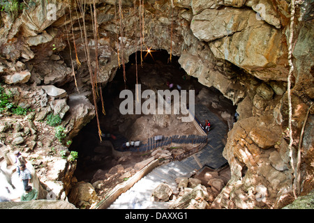 Entrée d'une grotte, Borra Caves, Ananthagiri, collines Araku Valley, Visakhapatnam, Andhra Pradesh, Inde Banque D'Images