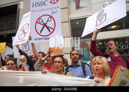 Londres, Royaume-Uni. 20 juillet, 2013. Les militants anti-coupures chant slogans comme USA organiser des manifestations à l'extérieur de Londres deux branches de la HSBC, en protestation contre ce qu'ils disent, c'est l'évasion fiscale par la banque, comme les coupes sociales en plus de gens à la dépendance à banques alimentaires. Crédit : Paul Davey/Alamy Live News Banque D'Images