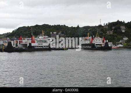 Calmac ferries dans le port d'Oban en Écosse juillet 2013 Banque D'Images