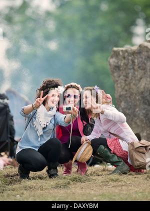 Glastonbury Festival 2013 Un groupe de filles notice l'instant à la Stone Circle UK Banque D'Images