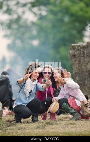 Glastonbury Festival 2013 Un groupe de filles notice l'instant à la Stone Circle UK Banque D'Images