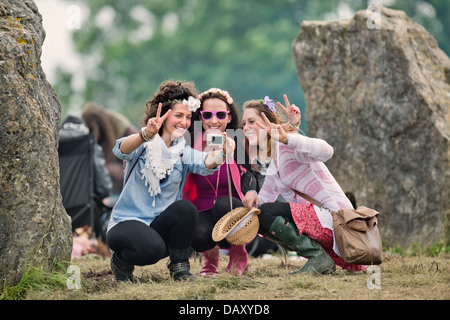 Glastonbury Festival 2013 Un groupe de filles notice l'instant à la Stone Circle UK Banque D'Images