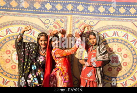 Trois femmes posant en robe traditionnelle du Rajasthan, Pushkar, Ajmer, Rajasthan, Inde Banque D'Images