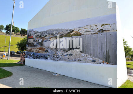 Finistère (29), NI, UK. 20 juillet 2013. L'emblématique Free Derry Mur, dans le Bogside, fut transformé ce week-end en images par le photographe primé Kai Wiedenhofer exposés simultanément à Derry et le mur de Berlin ce mois-ci. Au cours des sept dernières années, l'hôtel primé Wiedenhofer documente les murs de la paix à travers le monde et est devenu quelque chose d'une figure emblématique en Allemagne pour son affiche panoramique monté sur le mur de Berlin. L'image affichée sur Free Derry mur a été pris dans le Moyen-orient. Crédit photo : George Sweeney / Alamy Live News. Banque D'Images