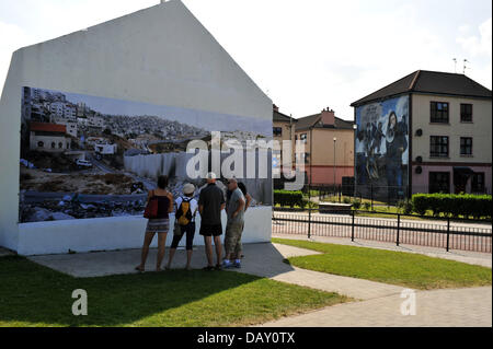 Finistère (29), NI, UK. 20 juillet 2013. L'emblématique Free Derry Mur, dans le Bogside, fut transformé ce week-end en images par le photographe primé Kai Wiedenhofer exposés simultanément à Derry et le mur de Berlin ce mois-ci. Au cours des sept dernières années, l'hôtel primé Wiedenhofer documente les murs de la paix à travers le monde et est devenu quelque chose d'une figure emblématique en Allemagne pour son affiche panoramique monté sur le mur de Berlin. L'image affichée sur Free Derry mur a été pris dans le Moyen-orient. Crédit photo : George Sweeney / Alamy Live News. Banque D'Images