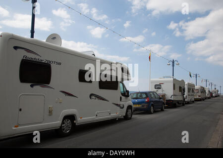 Aberystwyth, Pays de Galles, Royaume-Uni, 20 juillet 2013, les propriétaires de camping-car qui se garent le long de la promenade de Aberystwyth profitez de la canicule et de l'absence de restrictions de stationnement. Le samedi, 23 camping-cars ont été comptés stationnée le long de la promenade. Certains résidents locaux se sont plaints que le fait d'avoir constamment cars garés le jour et la nuit sur le front de mer, avec l'extension "résidents" et s'échappant de leurs espaces de vie sur la chaussée, est préjudiciable à la ville. Credit : atgof.co/Alamy Live News Banque D'Images