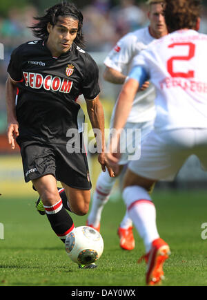 Memmingen, Allemagne. 20 juillet, 2013. Monaco Radamel Falcao (R) convoite la la balle avec l'Augsbourg Paul Verhaegh lors du test match entre l'AS Monaco FC Augsburg à Memmingen, Allemagne, 20 juillet 2013. Photo : Karl- JOSEF OPIM/dpa/Alamy Live News Banque D'Images