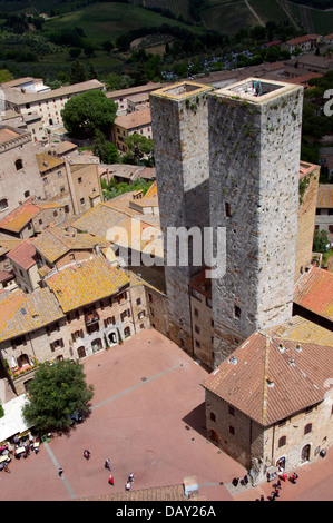 Vue aérienne tours médiévales Piazza delle Erbe San Gimignano Toscane Italie Banque D'Images