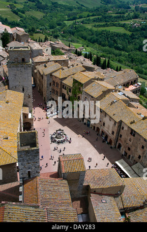 Vue aérienne de la Piazza della Cisterna San Gimignano Toscane Italie Banque D'Images