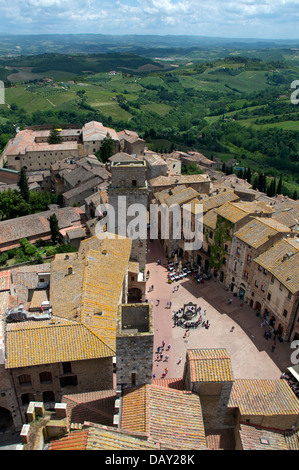 Vue aérienne de la Piazza della Cisterna San Gimignano Toscane Italie Banque D'Images