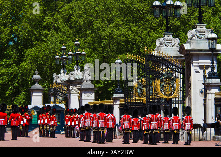 Relève de la garde cérémonie tenue dans l'enceinte du palais de Buckingham, Londres Banque D'Images