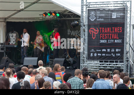 Traces de Sheffield, Yorkshire, UK Festival. 20 juin 2013. Le Yorkshire, UK. 20 juin 2013. Maintenant à sa 5ème année a lieu dans la musique les lieux et sites de plein air à travers le Yorkshire, UK, ville tout le week-end. Quelque chose pour tout le monde, avec un accent sur la musique live, mais aussi les artistes de rue, des artistes, des événements pour les enfants, les DJs,et bien plus encore.Généralement gratuitement, il y a une petite charge,£6 par jour, pour les principaux sites. Crédit : Eric Murphy/Alamy Live News Banque D'Images