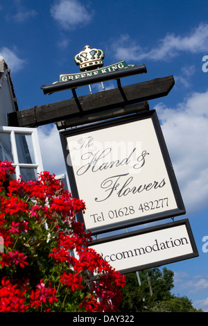 Inscrivez-vous pour la main et fleurs pub et restaurant, Marlow. Banque D'Images