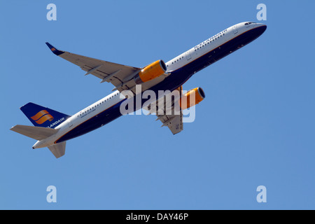 IcelandAir TF-ISK 757-200 Boeing décolle à l'aéroport de Copenhague Kastrup CPH, le Danemark, l'un après-midi d'été ensoleillé. Banque D'Images