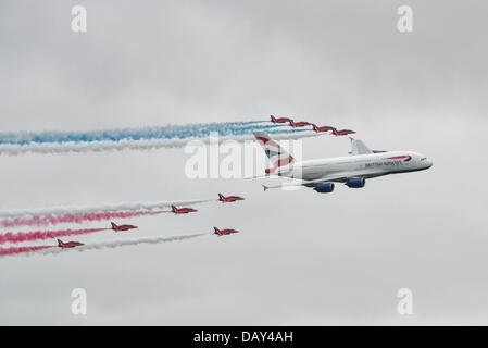 RAF Fairford, UK. 20 juillet, 2013. British Airways tout nouveau A380 vole en formation avec les flèches rouges de la RAF à l'équipe de voltige 2013 Royal International Air Tattoo Crédit : Peter and Brogden/Alamy Live News Banque D'Images