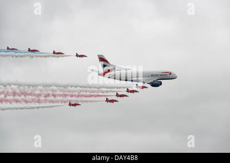 RAF Fairford, UK. 20 juillet, 2013. British Airways tout nouveau A380 vole en formation avec les flèches rouges de la RAF à l'équipe de voltige 2013 Royal International Air Tattoo Crédit : Peter and Brogden/Alamy Live News Banque D'Images