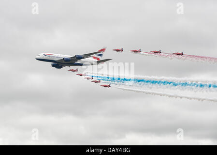 RAF Fairford, UK. 20 juillet, 2013. British Airways tout nouveau A380 vole en formation avec les flèches rouges de la RAF à l'équipe de voltige 2013 Royal International Air Tattoo Crédit : Peter and Brogden/Alamy Live News Banque D'Images