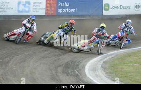 Finale de la Coupe du Monde de Speedway finale équipes à Prague, République tchèque, le 20 juillet 2013. De gauche à droite : Maciej Janowski de Pologne, Darcy Ward de l'Australie, Kenneth Bjerre du Danemark et Lukas Dryml de République tchèque. (Photo/CTK Michal Krumphanzl) Banque D'Images