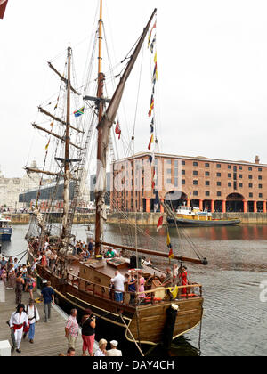 Albert Dock prend vie une fois de plus au flambage et au skullduggery pendant le retour annuel du Liverpool Pirate Festival. Banque D'Images