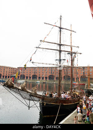 Albert Dock prend vie une fois de plus au flambage et au skullduggery pendant le retour annuel du Liverpool Pirate Festival. Banque D'Images