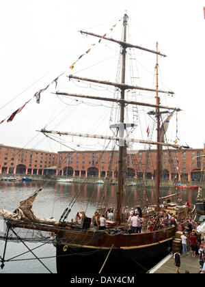 Liverpool, Royaume-Uni. 20 juillet, 2013. Albert Dock s'anime une fois de plus pour le plateau oscillant et flambage magouilles comme le Festival annuel Pirate Liverpool retourne Crédit : brinkstock/Alamy Live News Banque D'Images