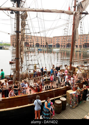 Albert Dock prend vie une fois de plus à l'oscillation de flambage et de Skullduggery comme le Liverpool Pirate Festival retuns annuel. Banque D'Images