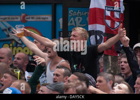 Birmingham, UK. 20 juillet, 2013. Partisans de la Ligue de défense anglaise ont eu lieu à un centre de Birmingham bar avant d'une escorte de police à Centenary Square le principal point de ralliement pour une démonstration de l'Islam contre l'EDL. Le 20/07/2013 Birmingham, Royaume-Uni. Crédit : Peter Manning/Alamy Live News Banque D'Images