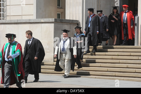 Le PERSONNEL D'UNE UNIVERSITÉ BRITANNIQUE DANS DES ROBES LE JOUR DE LA REMISE DES DIPLÔMES DE L'ENSEIGNEMENT SUPÉRIEUR NOUVEAU LES PRÊTS ÉTUDIANTS UNIVERSITAIRES PROFESSEURS ÉTRANGERS UK Banque D'Images