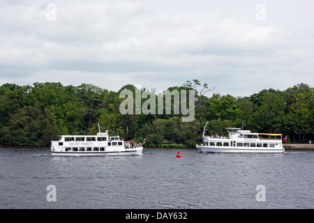 Les navires de croisière de Loch Lomond et Marlin Silver Astina rencontrez dans la rivière Leven au nord de Balloch Écosse près de l'embouchure avec le Loch Lomond Banque D'Images