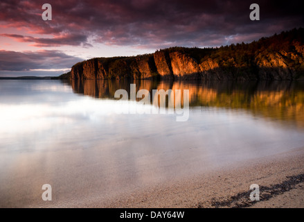 Le rocher Mazinaw au parc provincial Bon Echo en Ontario, Canada au coucher du soleil. Banque D'Images