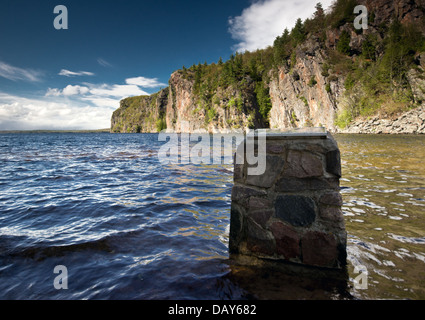 La plaque sur le rocher Mazinaw en parc provincial Bon Echo. Banque D'Images