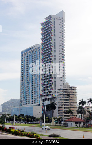 Métropole moderne des gratte-ciel à l'Avenida Balboa ou Cinta Costera de Panama City, au Panama, en Amérique centrale. Banque D'Images