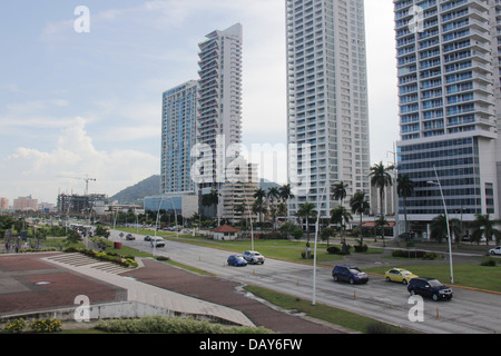 Métropole moderne des gratte-ciel à l'Avenida Balboa ou Cinta Costera de Panama City, au Panama, en Amérique centrale. Banque D'Images