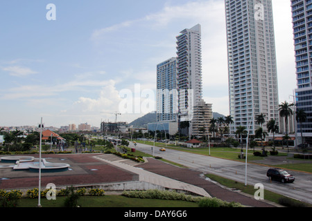 Métropole moderne des gratte-ciel à l'Avenida Balboa ou Cinta Costera de Panama City, au Panama, en Amérique centrale. Banque D'Images