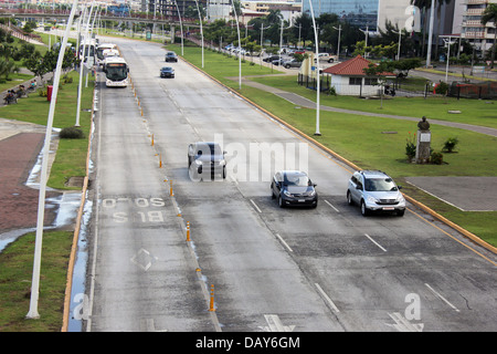 Domaine de la Cinta Costera ou Balboa Avenue, à Panama City, Panama, montrant un peu de lumière et de trafic vu du dessus. Banque D'Images