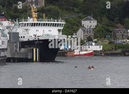 Les kayakistes et calmac ferry dans le port d'Oban en Écosse juillet 2013 Banque D'Images